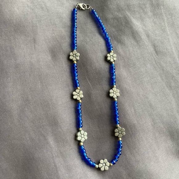 Necklace with blue glass beads and 7 silver toned metal flowers - Picture 3 of 8